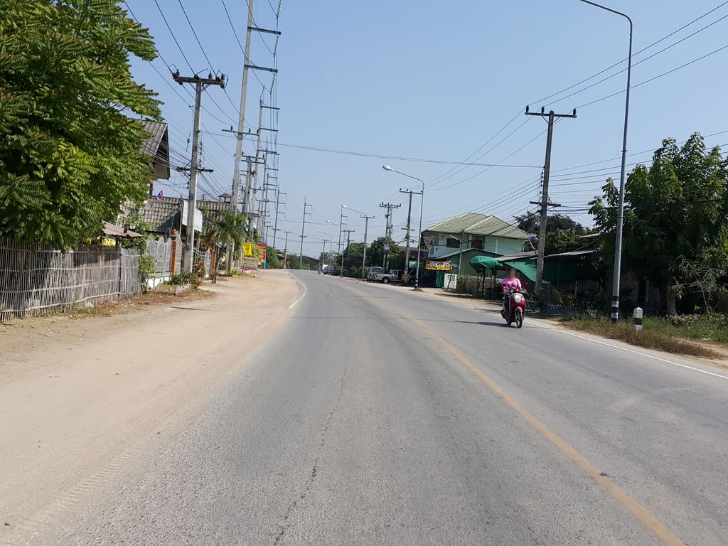 ภาพถนนตรงที่ 99 คาร์แคร์ ตั้งอยู่ ถ่ายโดย jrcarlsen พ.ศ. 2557 (2014) · A street-level view of where 99 คาร์แคร์ · 99 Car Care stands, by jrcarlsen in 2557 (2014)