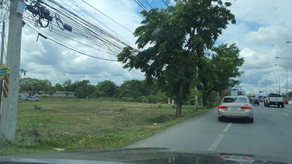 ภาพถนนตรงที่ เทศบาลตำบลแม่เหี้ย ตั้งอยู่ ถ่ายโดย jrcarlsen พ.ศ. 2564 (2021) · A street-level view of where เทศบาลตำบลแม่เหี้ย · Tambon Mae Hia Municipality stands, by jrcarlsen in 2564 (2021)