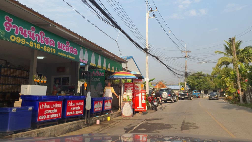 ภาพถนนตรงที่ 13th Coffee ตั้งอยู่ ถ่ายโดย jrcarlsen พ.ศ. 2565 (2022) · A street-level view of where 13th Coffee stands, by jrcarlsen in 2565 (2022)