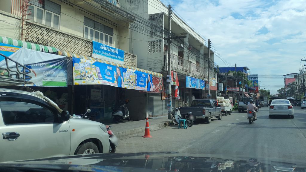 ภาพถนนตรงที่ ร้านอรณ์ กาดเมืองใหม่-เชียงใหม่ ตั้งอยู่ ถ่ายโดย jrcarlsen พ.ศ. 2564 (2021) · A street-level view of where ร้านอรณ์ กาดเมืองใหม่-เชียงใหม่ · Ran On Kat Mueang Mai-Chiang Mai stands, by jrcarlsen in 2564 (2021)