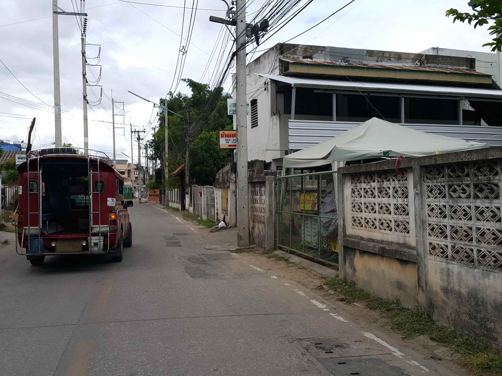 ภาพถนนตรงที่ ร้านลาบยอง ฟ้าธานี ตั้งอยู่ ถ่ายโดย jrcarlsen พ.ศ. 2558 (2015) · A street-level view of where ร้านลาบยอง ฟ้าธานี · Ran Lapyong Fathani stands, by jrcarlsen in 2558 (2015)