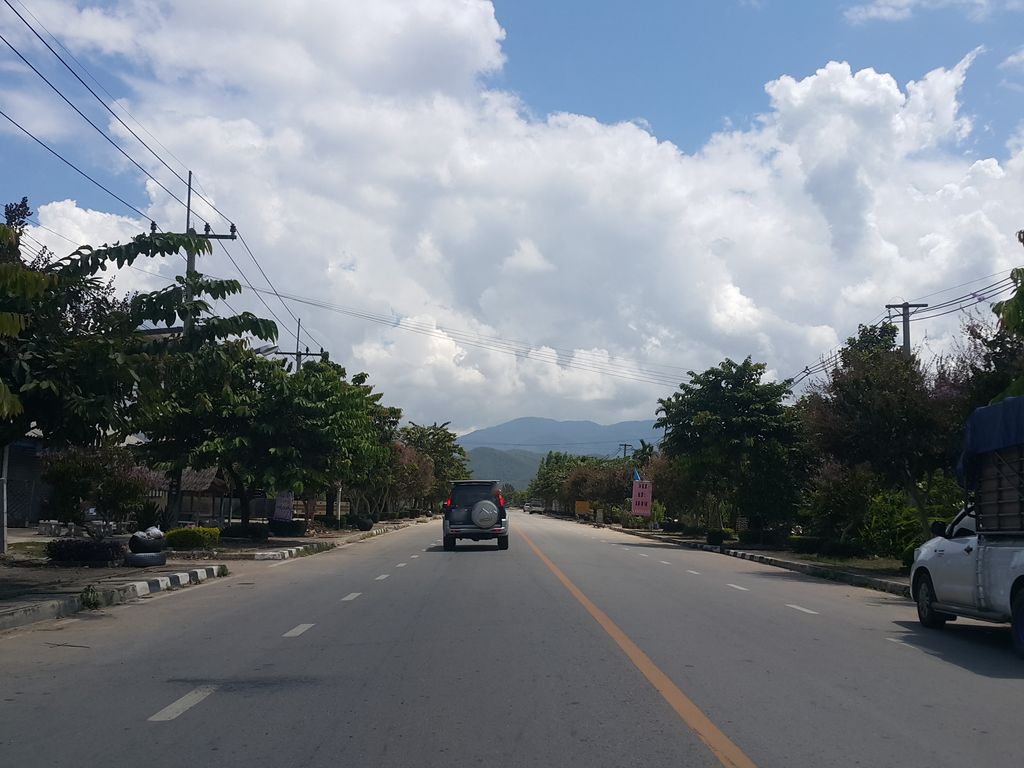 ภาพถนนตรงที่ ดอยม่อนล้าน AKHA Coffee ตั้งอยู่ ถ่ายโดย jrcarlsen พ.ศ. 2558 (2015) · A street-level view of where ดอยม่อนล้าน AKHA Coffee stands, by jrcarlsen in 2558 (2015)