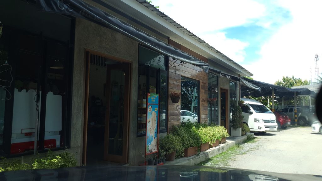 ภาพถนนตรงที่ Siam Insect Zoo ตั้งอยู่ ถ่ายโดย jrcarlsen พ.ศ. 2563 (2020) · A street-level view of where Siam Insect Zoo stands, by jrcarlsen in 2563 (2020)