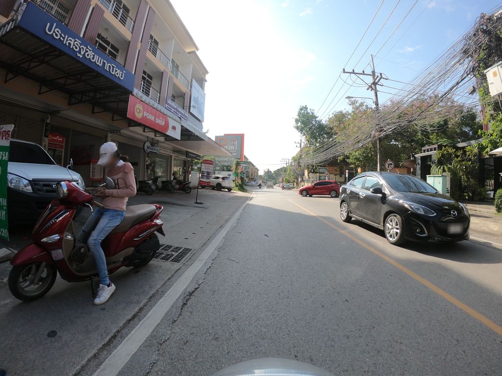ภาพถนนตรงที่ Blend it Smoothies ตั้งอยู่ ถ่ายโดย chanuwath_grab พ.ศ. 2562 (2019) · A street-level view of where Blend it Smoothies stands, by chanuwath_grab in 2562 (2019)