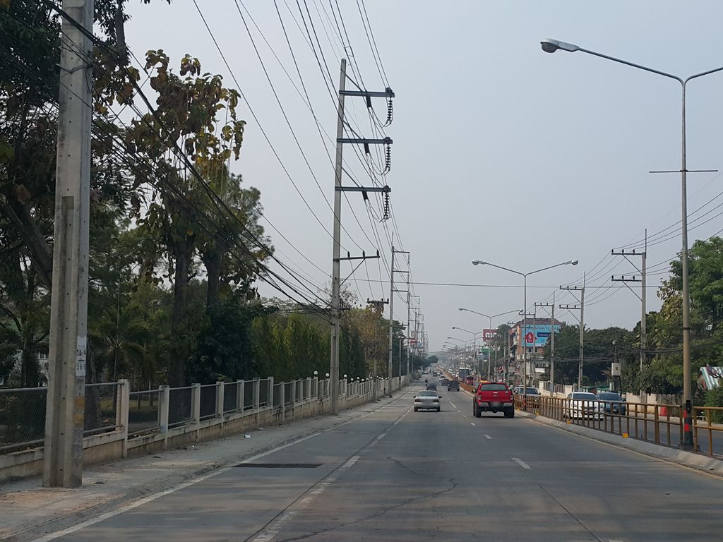 ภาพถนนตรงที่ มัก - Mak อาหารเหนือ อาหารอิสาน แม่ริม ตั้งอยู่ ถ่ายโดย jrcarlsen พ.ศ. 2559 (2016) · A street-level view of where มัก - Mak อาหารเหนือ อาหารอิสาน แม่ริม stands, by jrcarlsen in 2559 (2016)