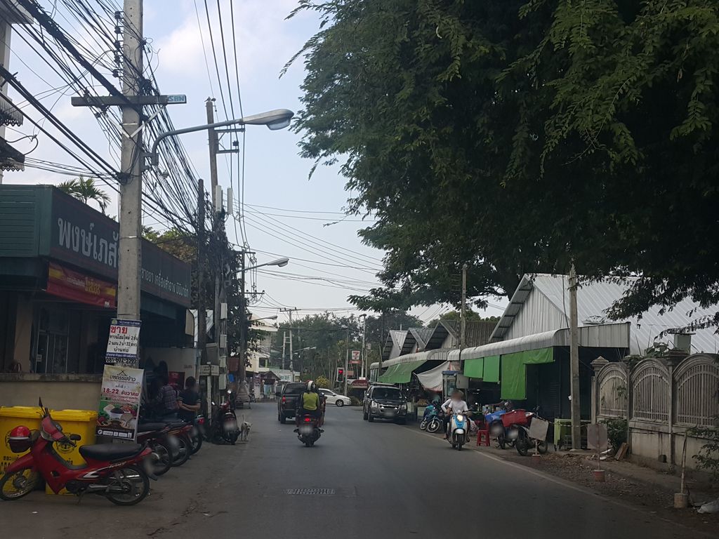ภาพถนนตรงที่ บาสโตบาร์เบอร์ ตั้งอยู่ ถ่ายโดย jrcarlsen พ.ศ. 2558 (2015) · A street-level view of where บาสโตบาร์เบอร์ · Batto Barber stands, by jrcarlsen in 2558 (2015)
