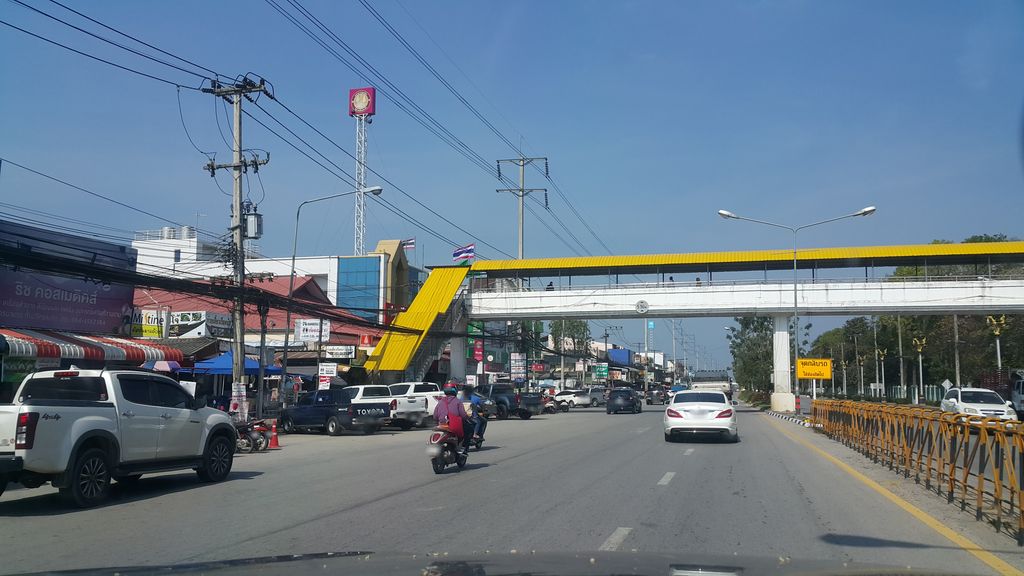 ภาพถนนตรงที่ หมึกดำปิ้งย่าง ตั้งอยู่ ถ่ายโดย jrcarlsen พ.ศ. 2562 (2019) · A street-level view of where หมึกดำปิ้งย่าง · Muek Dam Pingyang stands, by jrcarlsen in 2562 (2019)
