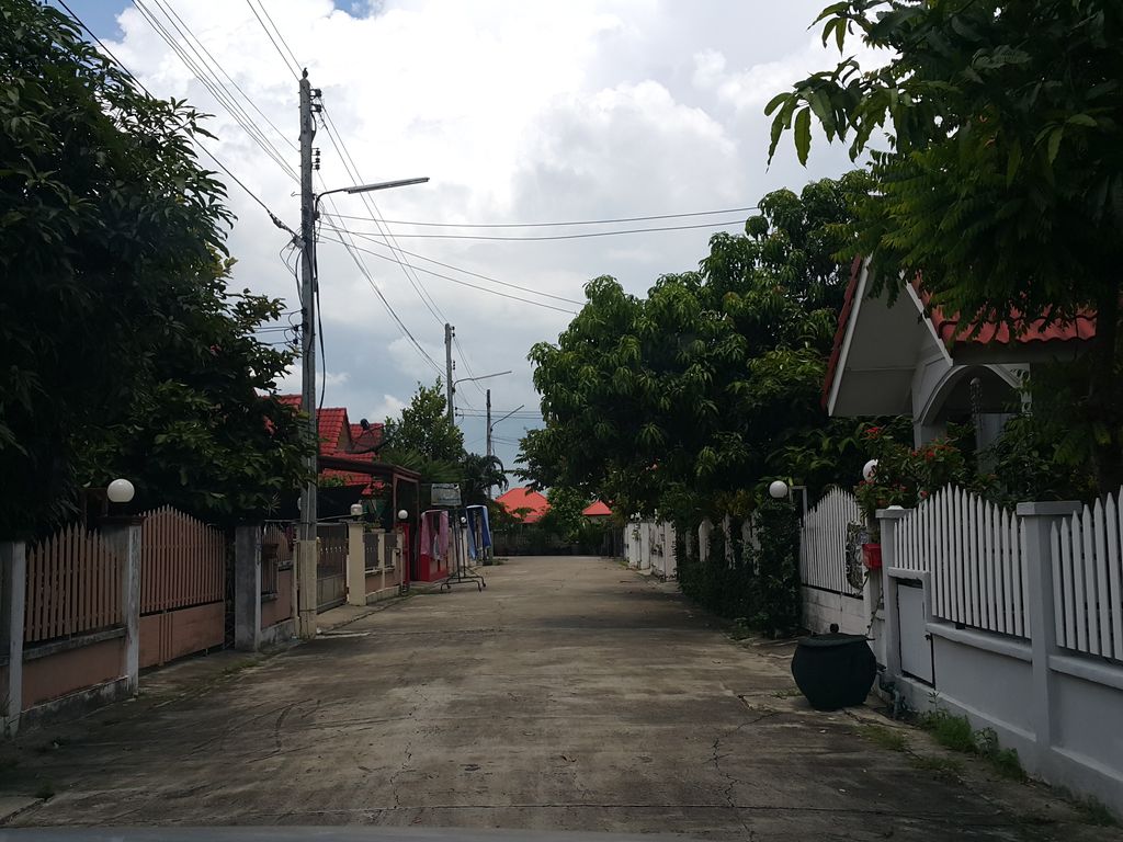 ภาพถนนตรงที่ กิตติราชสูท ตั้งอยู่ ถ่ายโดย jrcarlsen พ.ศ. 2558 (2015) · A street-level view of where กิตติราชสูท · Kittiratsut stands, by jrcarlsen in 2558 (2015)