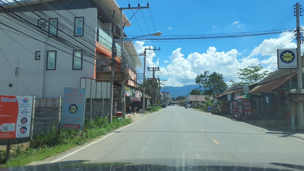 ภาพถนนตรงที่ วัด หนองอุโบ สถ ตั้งอยู่ ถ่ายโดย jrcarlsen พ.ศ. 2564 (2021) · A street-level view of where วัด หนองอุโบ สถ · Wat Nong U Bo Sot stands, by jrcarlsen in 2564 (2021)