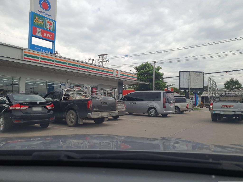 ภาพถนนตรงที่ Mc Outlet PTT แม่แตง ตั้งอยู่ ถ่ายโดย jrcarlsen พ.ศ. 2566 (2023) · A street-level view of where Mc Outlet PTT แม่แตง stands, by jrcarlsen in 2566 (2023)