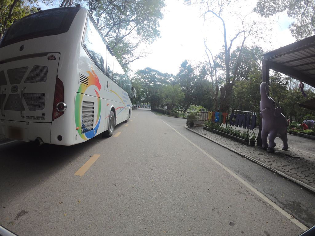 ภาพถนนตรงที่ คืนนี้มีคนฟัง ตั้งอยู่ ถ่ายโดย chanuwath_grab พ.ศ. 2562 (2019) · A street-level view of where คืนนี้มีคนฟัง · Khuen Ni Mi Khon Fang stands, by chanuwath_grab in 2562 (2019)