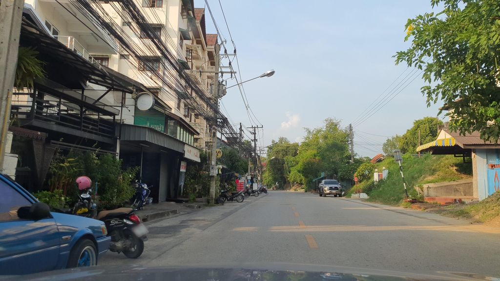 ภาพถนนตรงที่ ครัวยัยดั๊กกกกก ตั้งอยู่ ถ่ายโดย jrcarlsen พ.ศ. 2564 (2021) · A street-level view of where ครัวยัยดั๊กกกกก · Khrua Yai Dakkakakok stands, by jrcarlsen in 2564 (2021)