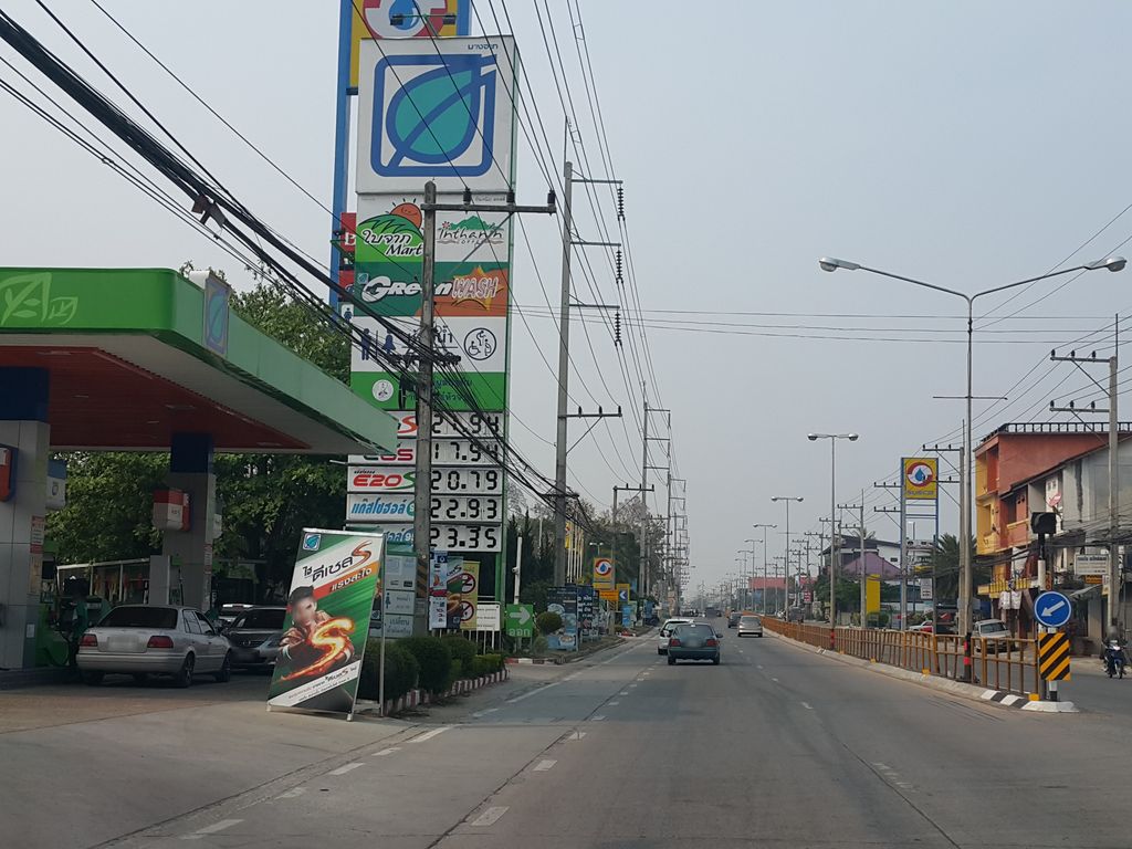 ภาพถนนตรงที่ ลาบโฮงงัว ตั้งอยู่ ถ่ายโดย jrcarlsen พ.ศ. 2559 (2016) · A street-level view of where ลาบโฮงงัว · Laphongngua stands, by jrcarlsen in 2559 (2016)