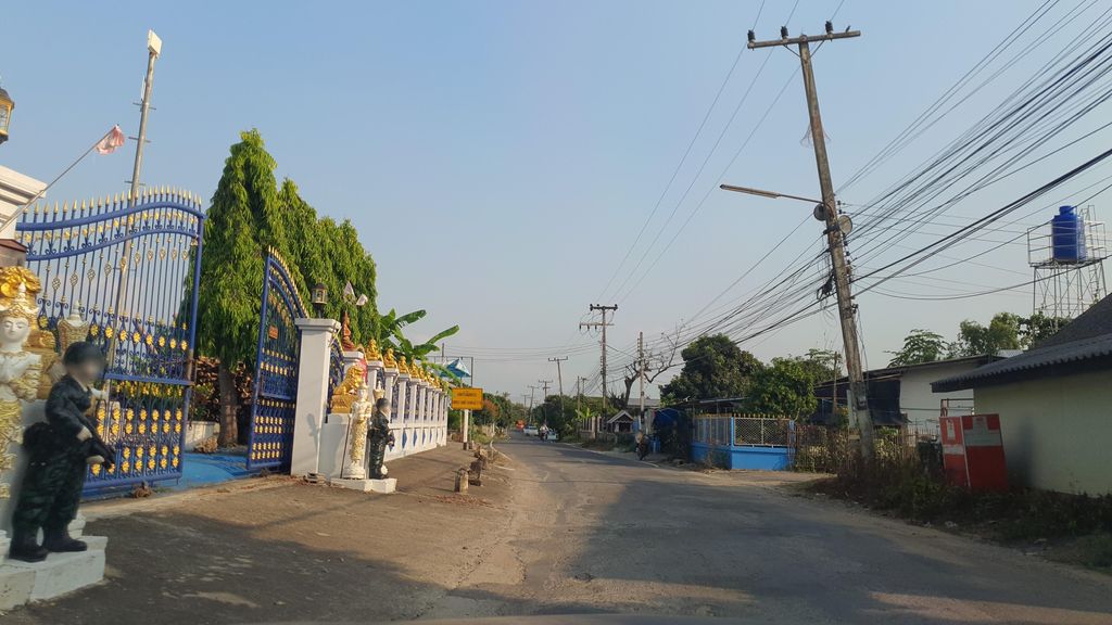 ภาพถนนตรงที่ คริสตจักรรักเพื่อนบ้านแม่วาง ตั้งอยู่ ถ่ายโดย jrcarlsen พ.ศ. 2565 (2022) · A street-level view of where คริสตจักรรักเพื่อนบ้านแม่วาง · Rak Phueanban Mae Wang Church stands, by jrcarlsen in 2565 (2022)