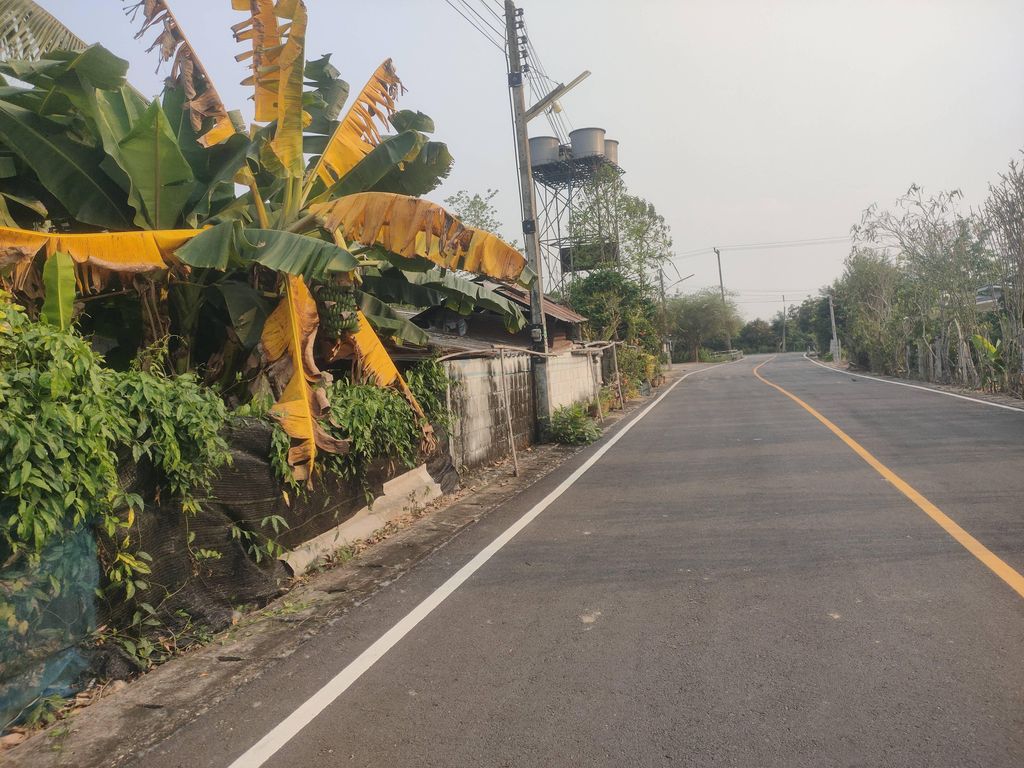 ภาพถนนตรงที่ คริสตจักรบ้านพักเอินฝู ตั้งอยู่ ถ่ายโดย Veeer พ.ศ. 2569 (2026) · A street-level view of where คริสตจักรบ้านพักเอินฝู · Ban Phak Oenfu Church stands, by Veeer in 2569 (2026)