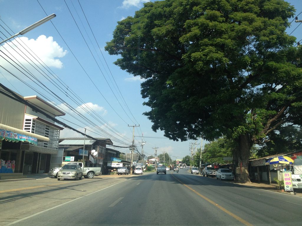 ภาพถนนตรงที่ ไอเลิฟคอมพิวเตอร์ ตั้งอยู่ ถ่ายโดย jimwatana พ.ศ. 2558 (2015) · A street-level view of where ไอเลิฟคอมพิวเตอร์ · Ai Loep Computer stands, by jimwatana in 2558 (2015)
