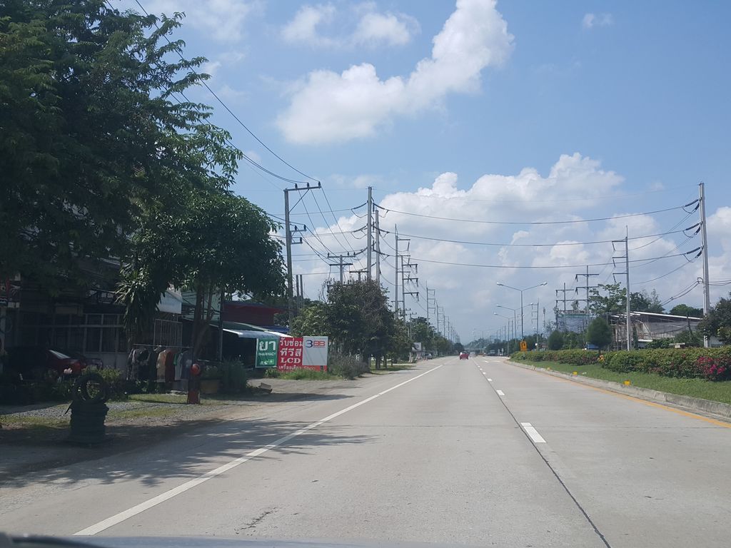 ภาพถนนตรงที่ นคร ไม้เเบบ ตั้งอยู่ ถ่ายโดย jrcarlsen พ.ศ. 2558 (2015) · A street-level view of where นคร ไม้เเบบ · Nakhon Maibep stands, by jrcarlsen in 2558 (2015)