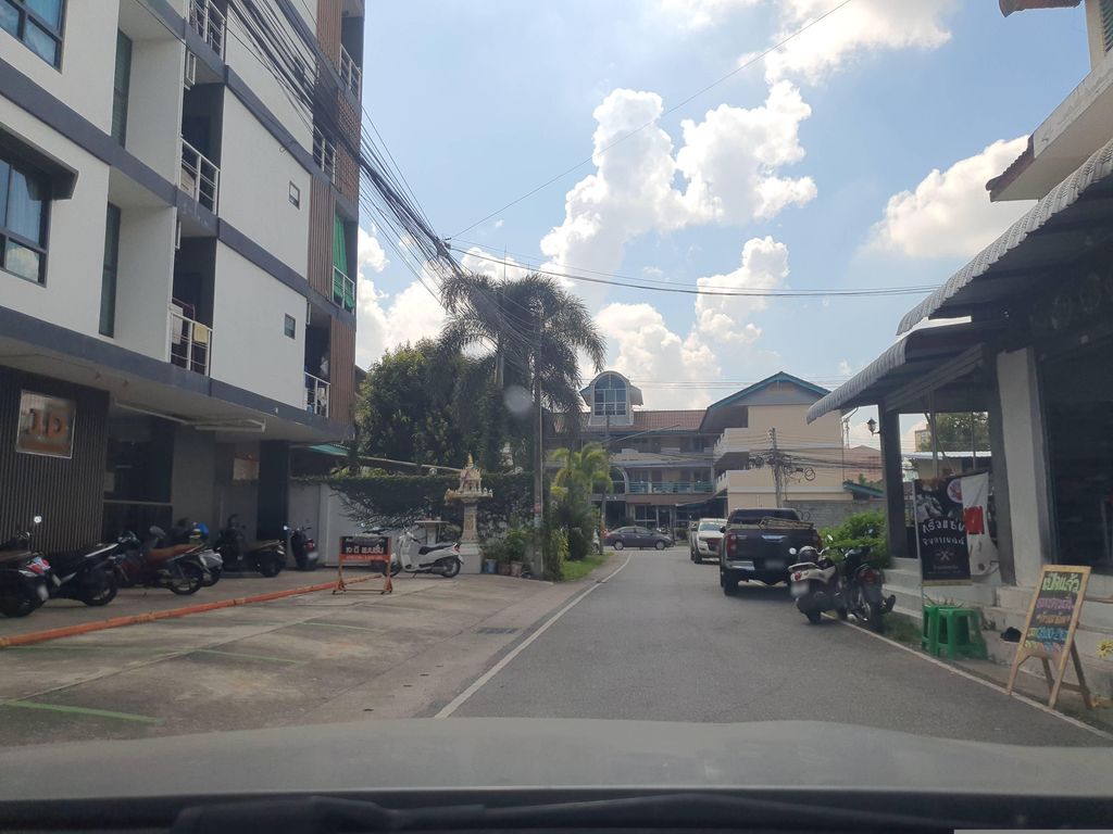ภาพถนนตรงที่ ร้านอ้ายเขียว ตั้งอยู่ ถ่ายโดย jrcarlsen พ.ศ. 2566 (2023) · A street-level view of where ร้านอ้ายเขียว · Ran Ai Khiao stands, by jrcarlsen in 2566 (2023)