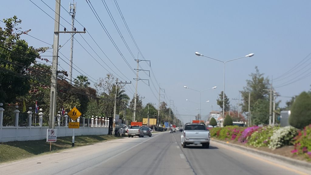 ภาพถนนตรงที่ สกร.ระดับอำเภอแม่ริม ตั้งอยู่ ถ่ายโดย jrcarlsen พ.ศ. 2558 (2015) · A street-level view of where สกร.ระดับอำเภอแม่ริม · Sakon.radap Amphoe Mae Rim stands, by jrcarlsen in 2558 (2015)