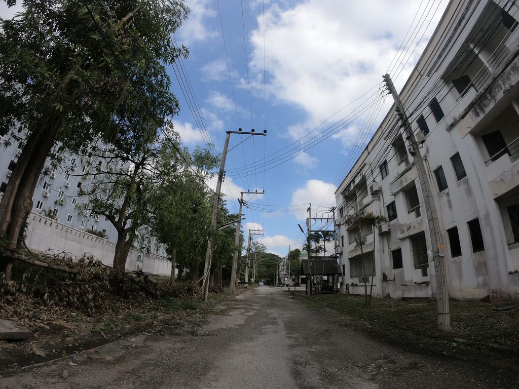 ภาพถนนตรงที่ พายัพแมนชั่น ตั้งอยู่ ถ่ายโดย chanuwath_grab พ.ศ. 2562 (2019) · A street-level view of where พายัพแมนชั่น · Payap Mansion stands, by chanuwath_grab in 2562 (2019)