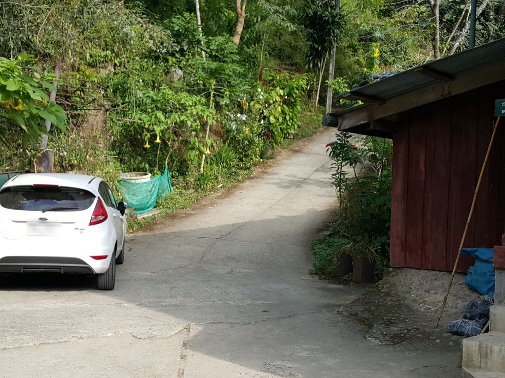 ภาพถนนตรงที่ เฮือนนิคมกะมาลี ตั้งอยู่ ถ่ายโดย jrcarlsen พ.ศ. 2558 (2015) · A street-level view of where เฮือนนิคมกะมาลี · Huean Nikma Ka Mali stands, by jrcarlsen in 2558 (2015)