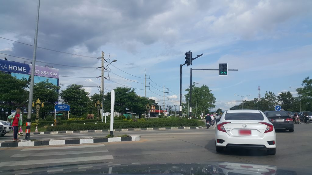 ภาพถนนตรงที่ แยกหนองจ๊อม ตั้งอยู่ ถ่ายโดย jrcarlsen พ.ศ. 2560 (2017) · A street-level view of where แยกหนองจ๊อม · Yaeknongchom stands, by jrcarlsen in 2560 (2017)