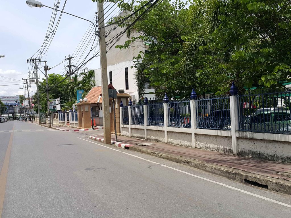 ภาพถนนตรงที่ ไก่ชีสป้าวรรณ ตั้งอยู่ ถ่ายโดย jrcarlsen พ.ศ. 2558 (2015) · A street-level view of where ไก่ชีสป้าวรรณ · Kai Cheese Pa Wan stands, by jrcarlsen in 2558 (2015)