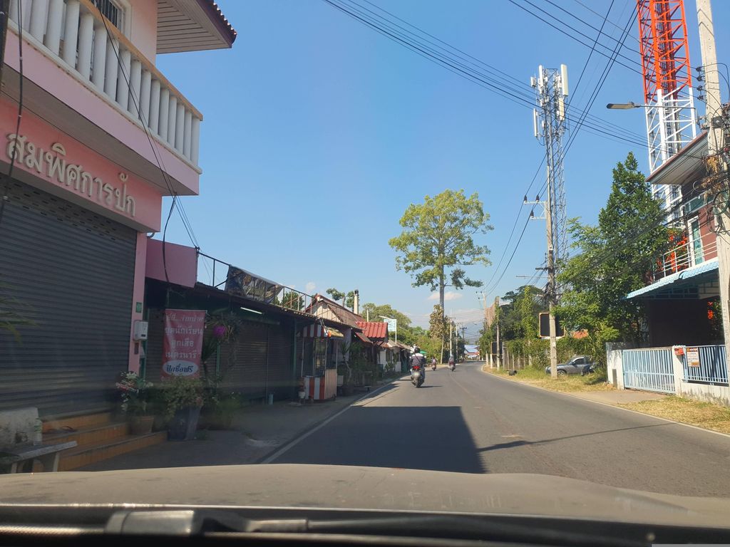 ภาพถนนตรงที่ สมพิศการปัก ตั้งอยู่ ถ่ายโดย jrcarlsen พ.ศ. 2566 (2023) · A street-level view of where สมพิศการปัก · Somphitkanpak stands, by jrcarlsen in 2566 (2023)