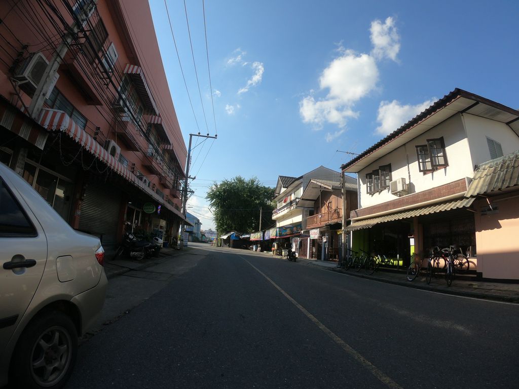 ภาพถนนตรงที่ ครัวบ้านนั่งร้าน ตั้งอยู่ ถ่ายโดย chanuwath_grab พ.ศ. 2562 (2019) · A street-level view of where ครัวบ้านนั่งร้าน · Khrua Ban Nangran stands, by chanuwath_grab in 2562 (2019)