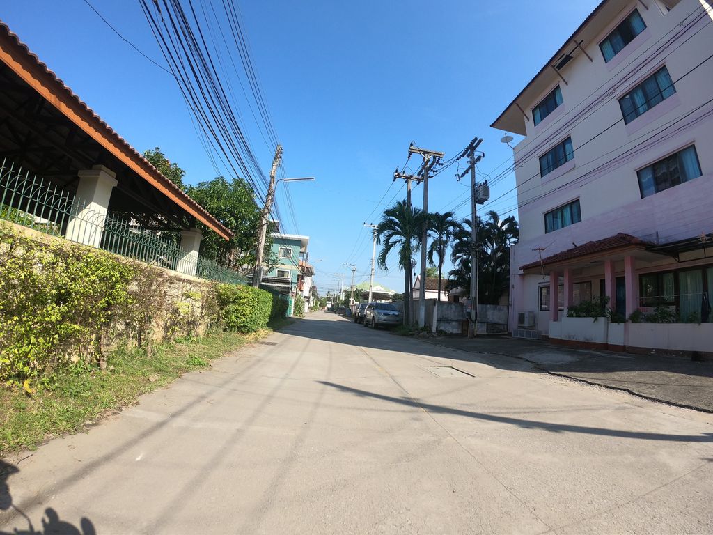 ภาพถนนตรงที่ Serviced Apartment in Chiang Mai by Sunny Side Up Apartments ตั้งอยู่ ถ่ายโดย chanuwath_grab พ.ศ. 2562 (2019) · A street-level view of where Serviced Apartment in Chiang Mai by Sunny Side Up Apartments stands, by chanuwath_grab in 2562 (2019)