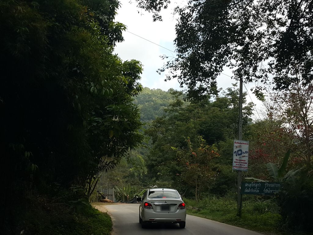 ภาพถนนตรงที่ Mae Kampong Hill ตั้งอยู่ ถ่ายโดย jrcarlsen พ.ศ. 2558 (2015) · A street-level view of where Mae Kampong Hill stands, by jrcarlsen in 2558 (2015)