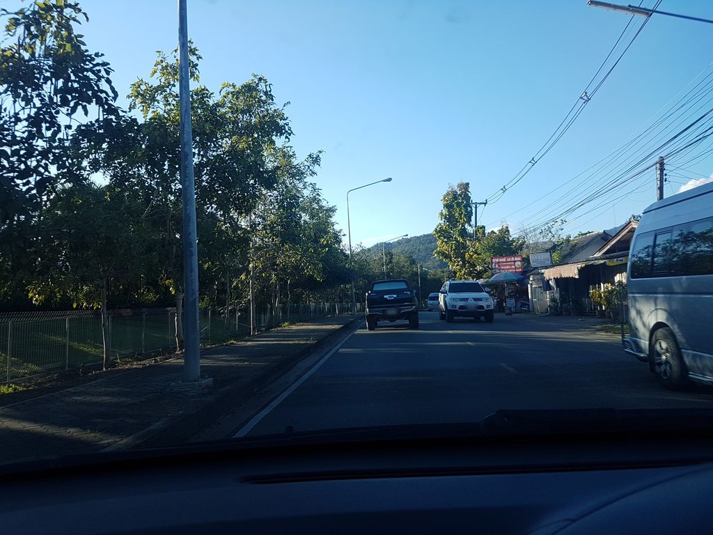 ภาพถนนตรงที่ ร้านมะลิคุณเอม ตั้งอยู่ ถ่ายโดย ekkarin พ.ศ. 2561 (2018) · A street-level view of where ร้านมะลิคุณเอม · Ran Mali Khun Em stands, by ekkarin in 2561 (2018)