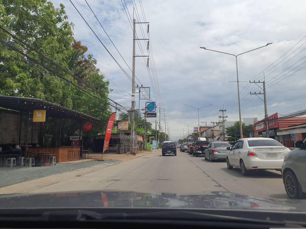 ภาพถนนตรงที่ โกดังเตี๋ยว ตั้งอยู่ ถ่ายโดย jrcarlsen พ.ศ. 2566 (2023) · A street-level view of where โกดังเตี๋ยว · Kodangtiao stands, by jrcarlsen in 2566 (2023)