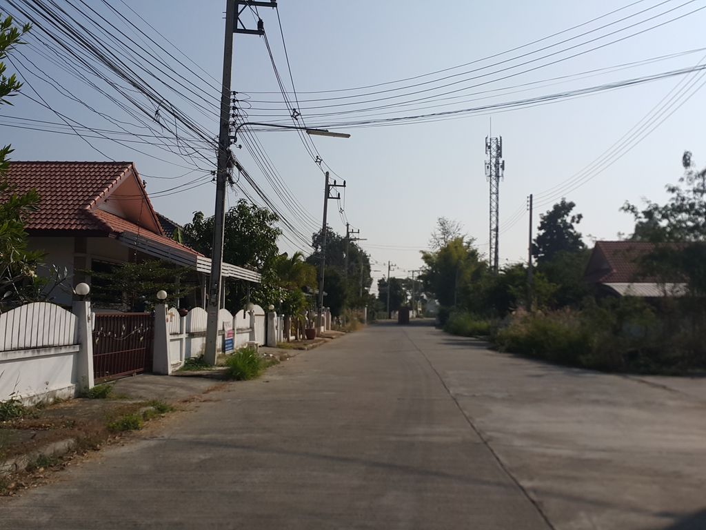 ภาพถนนตรงที่ หมู่บ้านต้นเปาเพลส ตั้งอยู่ ถ่ายโดย jrcarlsen พ.ศ. 2557 (2014) · A street-level view of where หมู่บ้านต้นเปาเพลส · Ton Pao Place Village stands, by jrcarlsen in 2557 (2014)