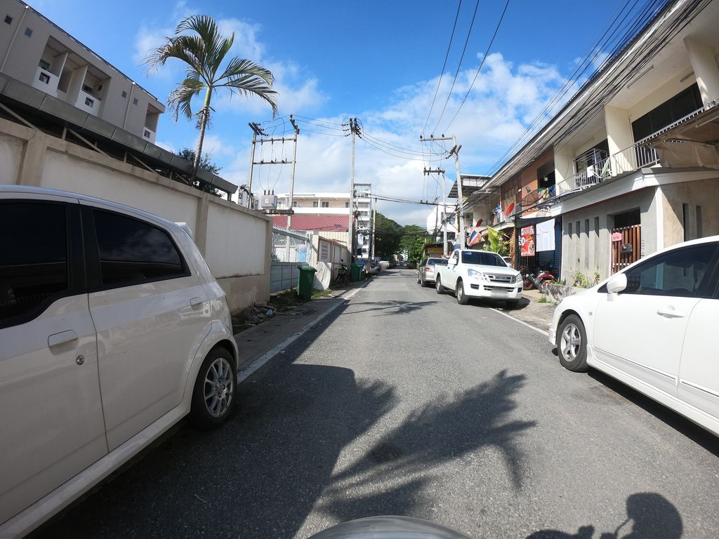 ภาพถนนตรงที่ KriangKrai RiceCurry ตั้งอยู่ ถ่ายโดย chanuwath_grab พ.ศ. 2562 (2019) · A street-level view of where KriangKrai RiceCurry stands, by chanuwath_grab in 2562 (2019)