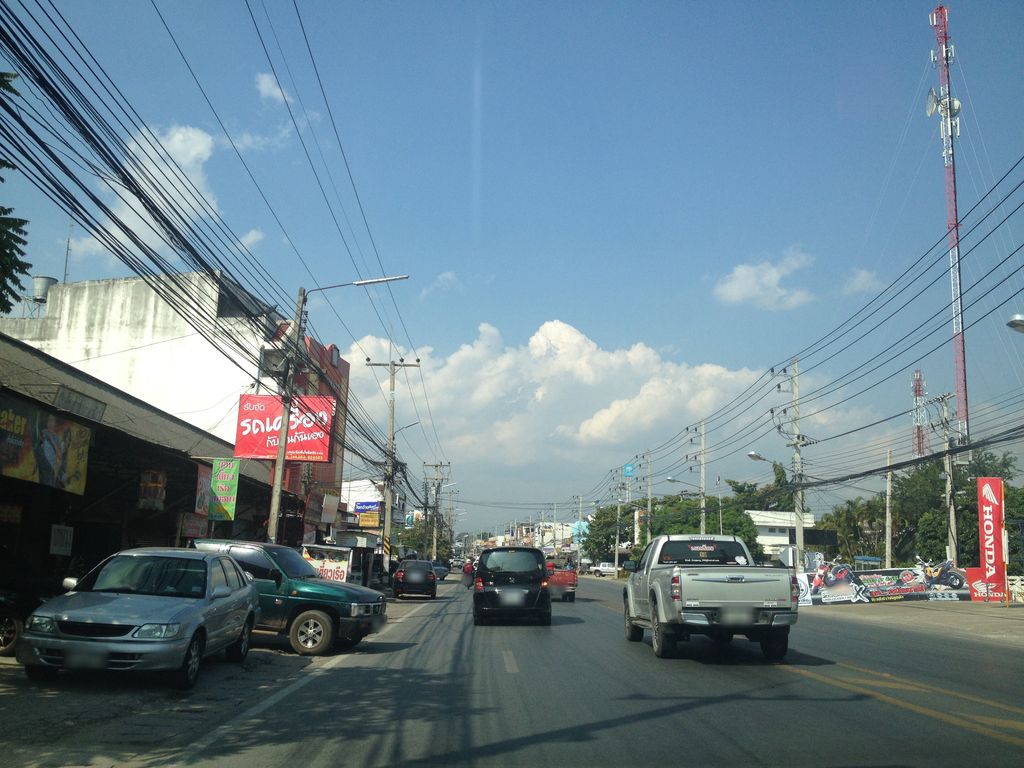 ภาพถนนตรงที่ Chop&Cop cafe , Cheewa Clinic ตั้งอยู่ ถ่ายโดย jimwatana พ.ศ. 2558 (2015) · A street-level view of where Chop&Cop cafe , Cheewa Clinic stands, by jimwatana in 2558 (2015)