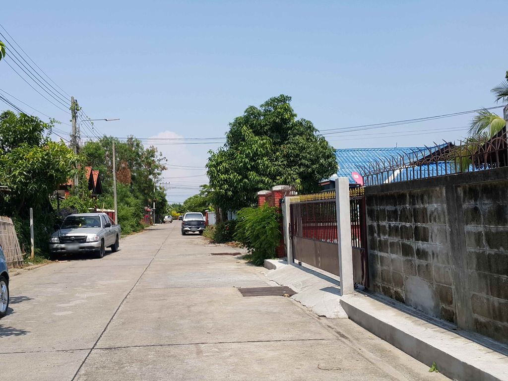 ภาพถนนตรงที่ CNXกำจัดปลวกเชียงใหม่ CNX Pest Control ตั้งอยู่ ถ่ายโดย jrcarlsen พ.ศ. 2558 (2015) · A street-level view of where CNXกำจัดปลวกเชียงใหม่ CNX Pest Control stands, by jrcarlsen in 2558 (2015)