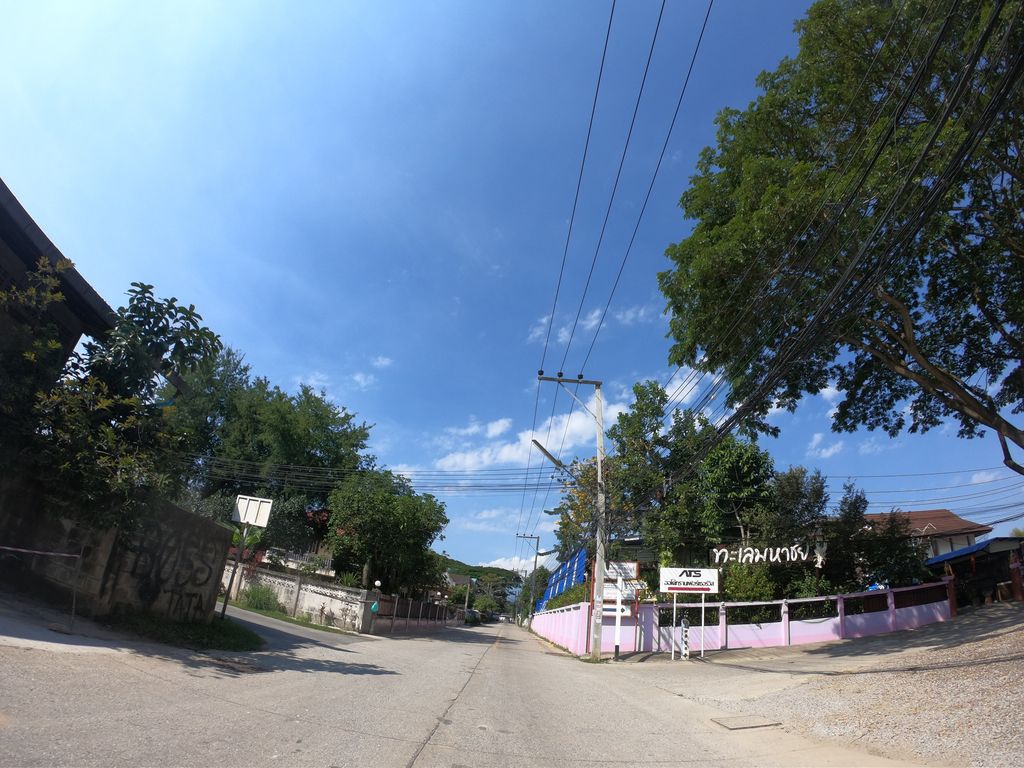 ภาพถนนตรงที่ ร้านลาบลุงยองในตลาดหน้าแฟลต ตั้งอยู่ ถ่ายโดย chanuwath_grab พ.ศ. 2562 (2019) · A street-level view of where ร้านลาบลุงยองในตลาดหน้าแฟลต · Ran Lap Lung Yong Nai Talat Na Flaet stands, by chanuwath_grab in 2562 (2019)
