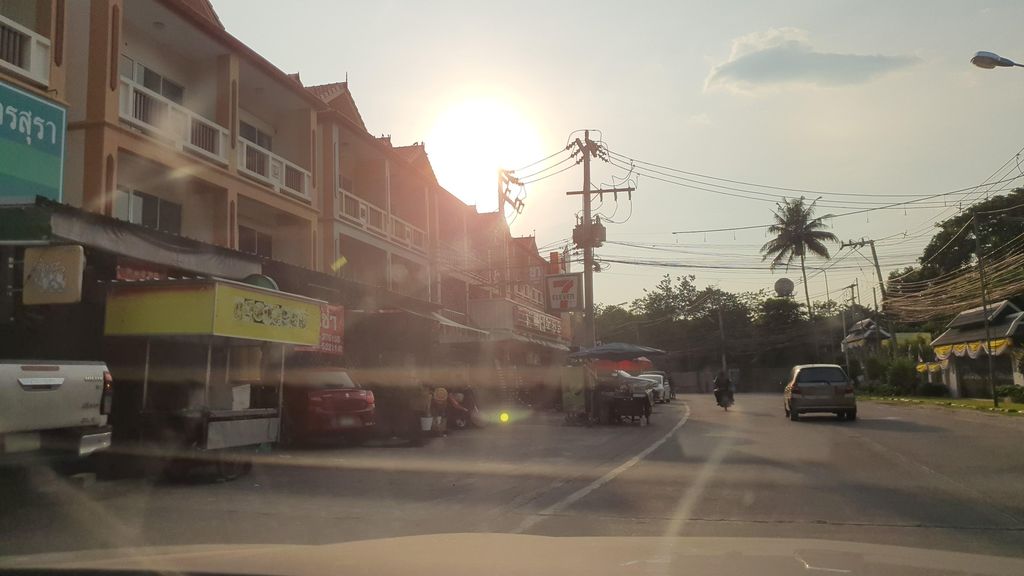 ภาพถนนตรงที่ เลิศรส ก๋วยเตี๋ยวน้ำตก ตั้งอยู่ ถ่ายโดย jrcarlsen พ.ศ. 2564 (2021) · A street-level view of where เลิศรส ก๋วยเตี๋ยวน้ำตก · Loesot Kuaitiao Nam Tok stands, by jrcarlsen in 2564 (2021)