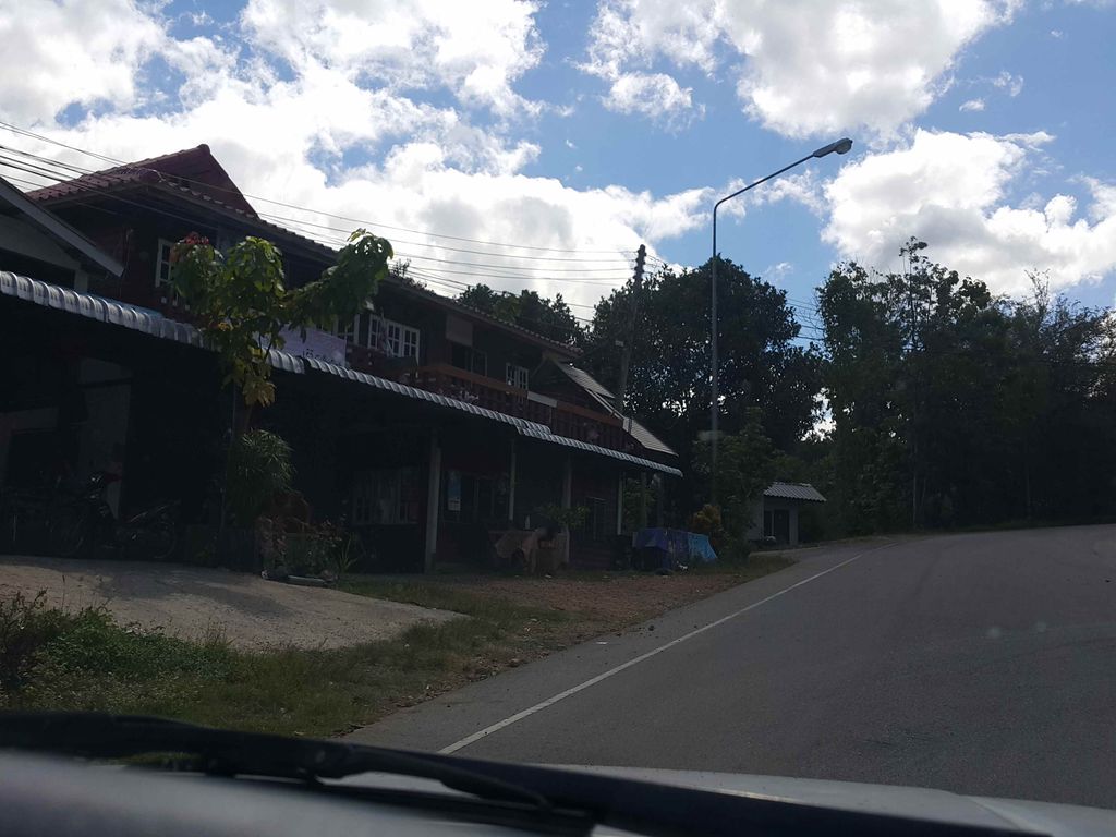ภาพถนนตรงที่ Phornsri Resort ตั้งอยู่ ถ่ายโดย jrcarlsen พ.ศ. 2558 (2015) · A street-level view of where Phornsri Resort stands, by jrcarlsen in 2558 (2015)