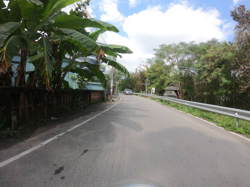 ภาพถนนตรงที่ ทับสิบสอง Slash Twelve ตั้งอยู่ ถ่ายโดย chanuwath_grab พ.ศ. 2562 (2019) · A street-level view of where ทับสิบสอง Slash Twelve stands, by chanuwath_grab in 2562 (2019)