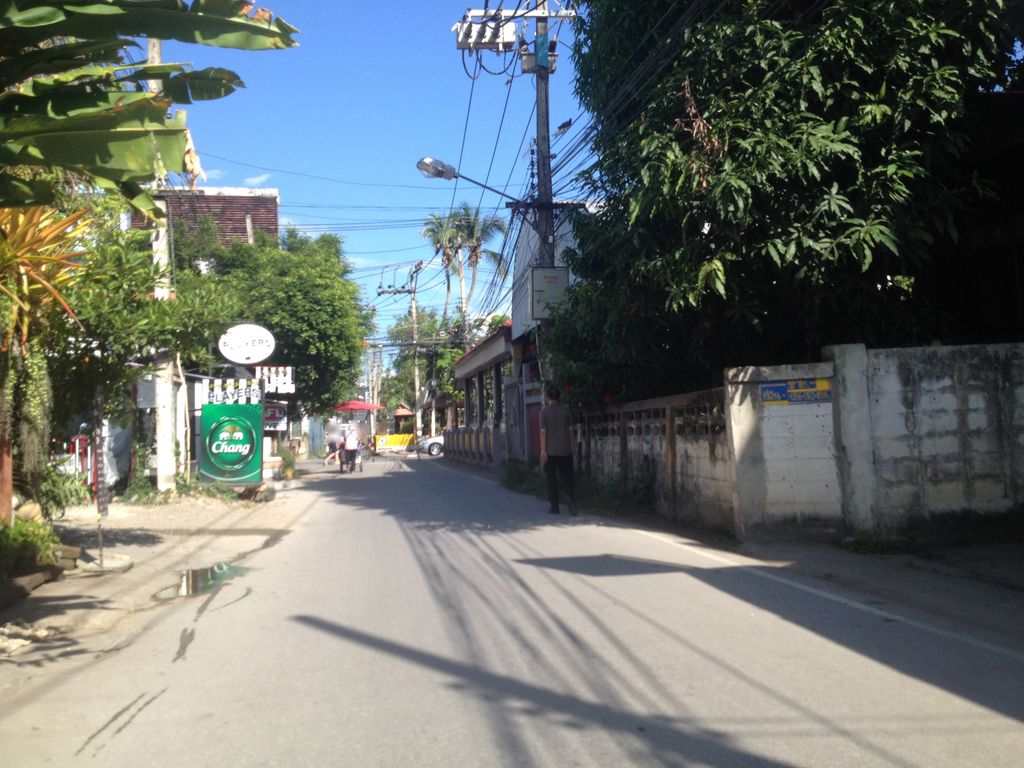 ภาพถนนตรงที่ The Erawan Condo ตั้งอยู่ ถ่ายโดย jimwatana พ.ศ. 2558 (2015) · A street-level view of where The Erawan Condo stands, by jimwatana in 2558 (2015)