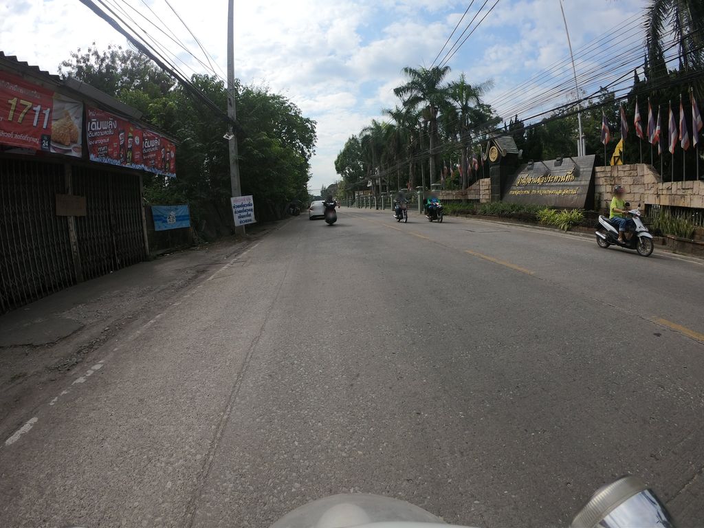ภาพถนนตรงที่ เตี๋ยวหน้าชล ตั้งอยู่ ถ่ายโดย chanuwath_grab พ.ศ. 2562 (2019) · A street-level view of where เตี๋ยวหน้าชล · Tiaonatla stands, by chanuwath_grab in 2562 (2019)
