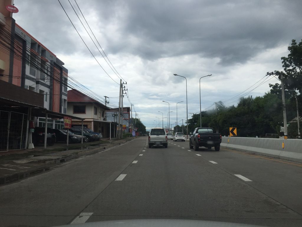 ภาพถนนตรงที่ เฟยหลง ข้าวมันไก่ ตั้งอยู่ ถ่ายโดย kyoko พ.ศ. 2561 (2018) · A street-level view of where เฟยหลง ข้าวมันไก่ · Foeilong Khao Man Kai stands, by kyoko in 2561 (2018)