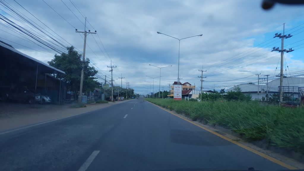 ภาพถนนตรงที่ ไพฑูรย์ วัสดุ ตั้งอยู่ ถ่ายโดย silamanee พ.ศ. 2561 (2018) · A street-level view of where ไพฑูรย์ วัสดุ · Phaithun Watdu stands, by silamanee in 2561 (2018)