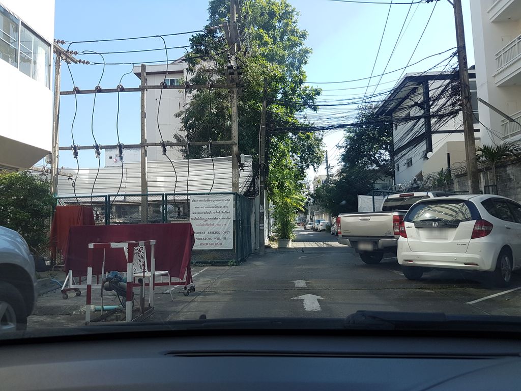 ภาพถนนตรงที่ Executive Lounge Kantary Hill ตั้งอยู่ ถ่ายโดย ekkarin พ.ศ. 2561 (2018) · A street-level view of where Executive Lounge Kantary Hill stands, by ekkarin in 2561 (2018)
