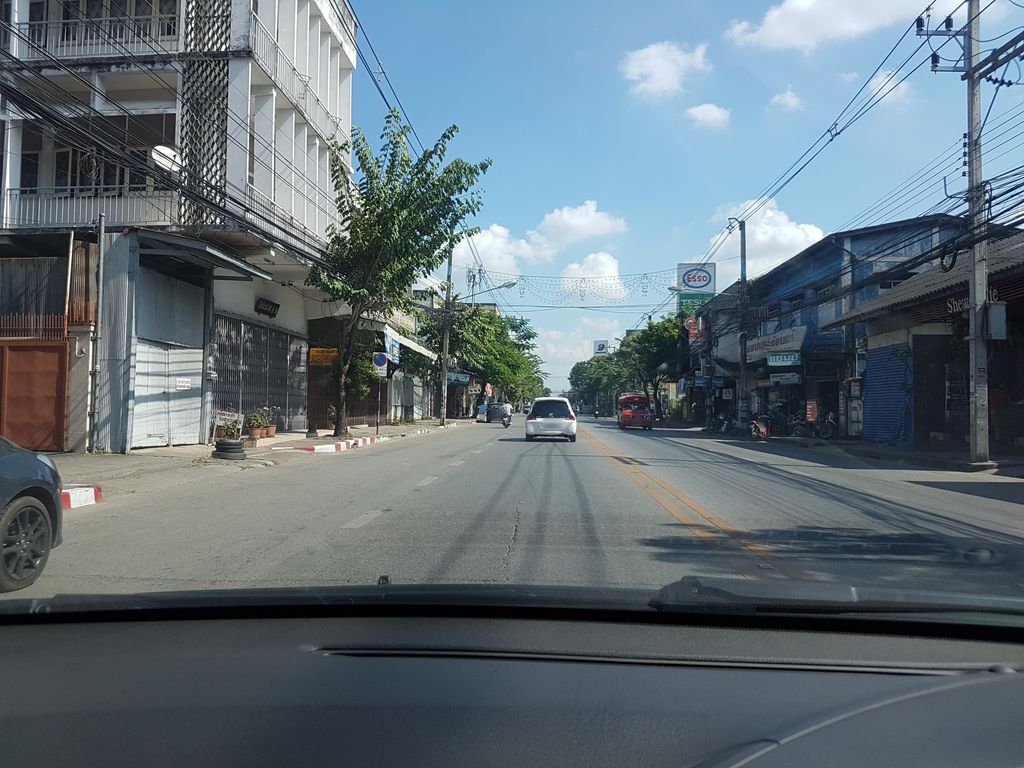 ภาพถนนตรงที่ Shewe Vegan and Vegetarian ตั้งอยู่ ถ่ายโดย ekkarin พ.ศ. 2561 (2018) · A street-level view of where Shewe Vegan and Vegetarian stands, by ekkarin in 2561 (2018)