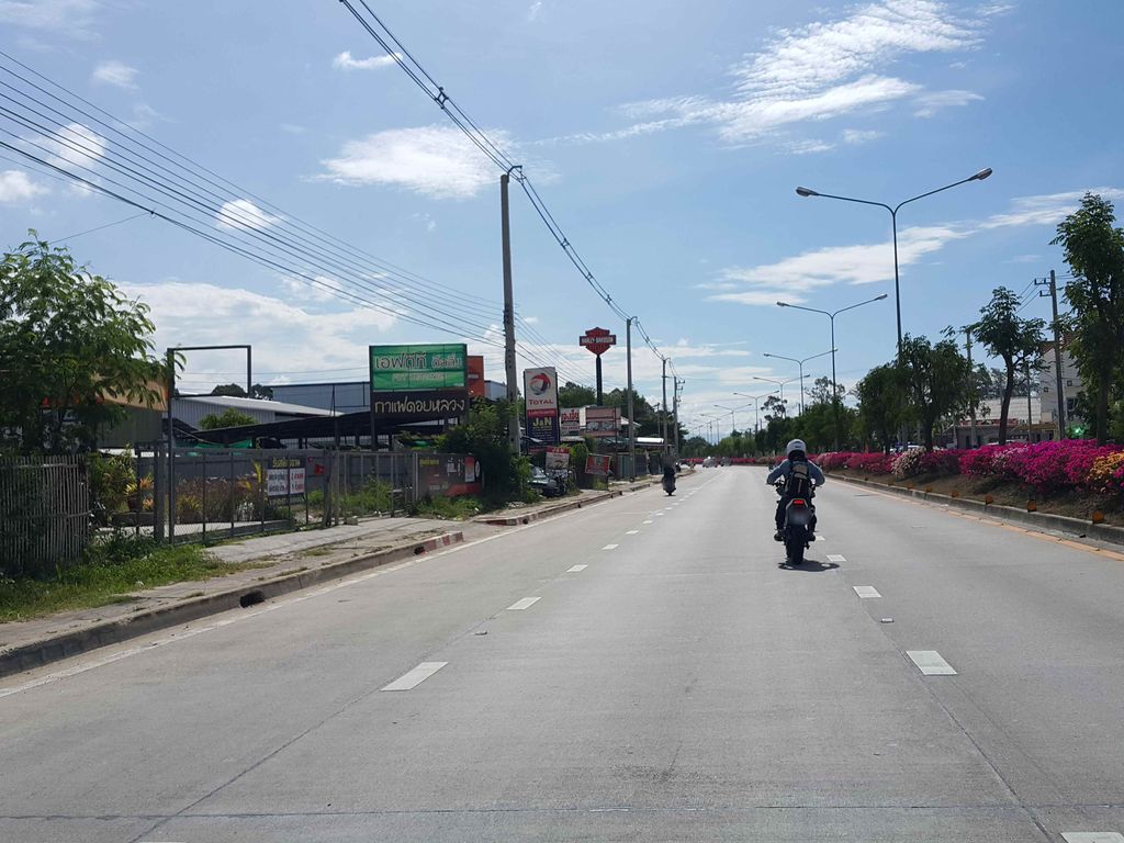 ภาพถนนตรงที่ สุพิมวัสดุ ตั้งอยู่ ถ่ายโดย jrcarlsen พ.ศ. 2558 (2015) · A street-level view of where สุพิมวัสดุ · Suphimwatdu stands, by jrcarlsen in 2558 (2015)