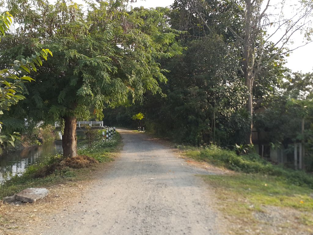 ภาพถนนตรงที่ หอพักบ้านริมคลอง ตั้งอยู่ ถ่ายโดย jrcarlsen พ.ศ. 2558 (2015) · A street-level view of where หอพักบ้านริมคลอง · Ban Rimkhalong Dormitory stands, by jrcarlsen in 2558 (2015)