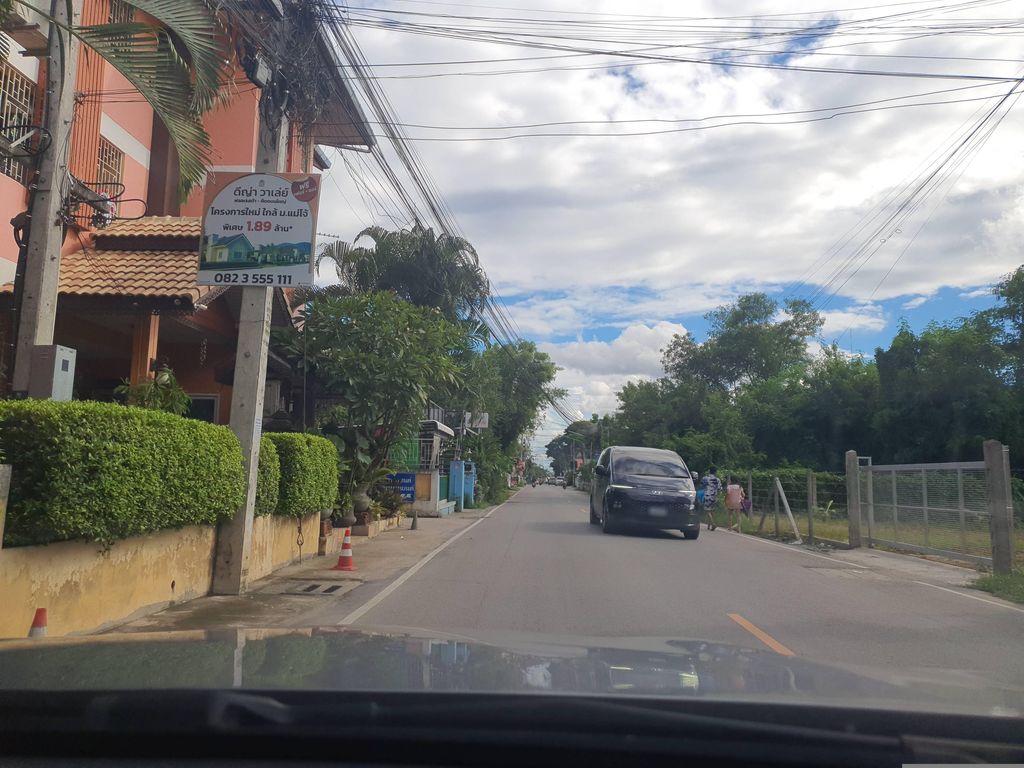 ภาพถนนตรงที่ ฮ้านฮังเลเชียงใหม่ ตั้งอยู่ ถ่ายโดย jrcarlsen พ.ศ. 2566 (2023) · A street-level view of where ฮ้านฮังเลเชียงใหม่ · Han Hangle Chiang Mai stands, by jrcarlsen in 2566 (2023)